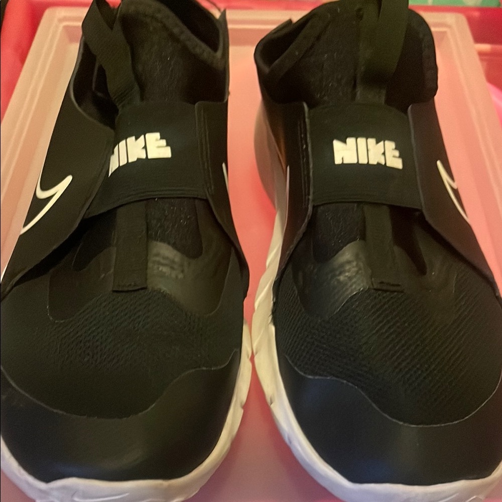 Nike Black and White Sneakers Sleek Athletic Design